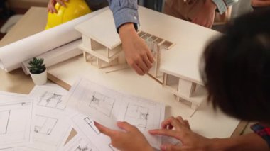 Müşteri denetimi ile yavaş çekim iç mimar taslağı hazırlamak ve ev dekorasyonunu müşteri talebine göre düzenlemek. Mimari müşteri hizmetleri. Filizlenen