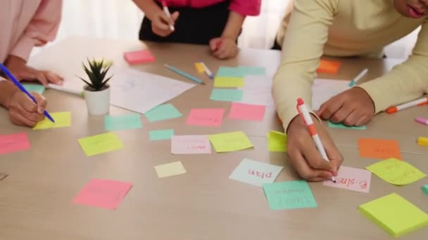 전략적 마케팅 계획을 브레인 스토밍하고 회의실에서 사무실 테이블에 다채로운 끈끈한 — 비디오