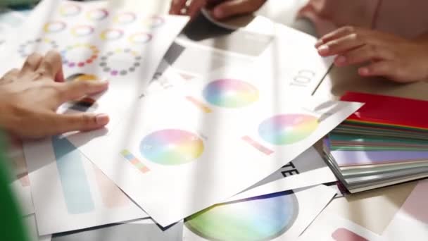 Hand Nahaufnahme Von Zwei Designern Brainstorming Und Farbauswahl Für Grafikdesign — Stockvideo