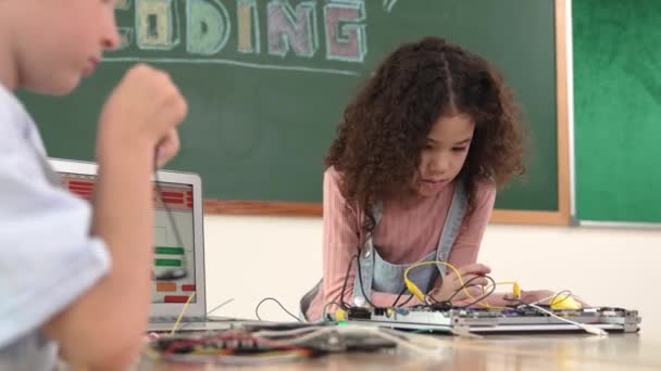 노트북 디스플레이 엔지니어링 프롬프트 소프트웨어를 프로그래밍 소녀는 소년이 기계를 고치는 — 비디오