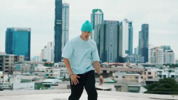 Professionell Kaukasisk Boy Dansare Tränar Streetdance Taket Med Stad Eller — Stockvideo