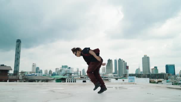 스크래퍼 옥상에서 스트리트 댄서에 매력적인 아시아 움직이는 활기찬 발자국 스포츠 — 비디오