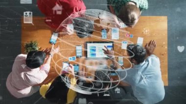 Ux Ui tasarımı için birlikte çalışan yetenekli iş adamlarının üst düzey görüşü. Çeşitli insanlardan oluşan bir grup büyük bir veri tabanı kullanarak küresel iletişim hakkında beyin fırtınası yapıyor ve tartışıyorlar. Cemaat.