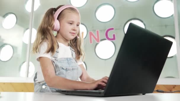 在笔记本电脑上工作或在网上课堂学习的年轻学生 在做家庭作业或听音乐的时候 白人女孩在笔记本电脑上打字 创意学习 Erudition — 图库视频影像