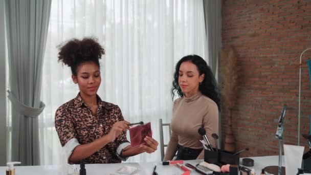 Duas Mulheres Influenciadoras Filmam Live Streaming Vlog Revisão Vídeo Maquiagem — Vídeo de Stock