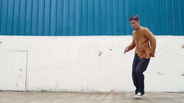 Hombre Hispano Estira Los Brazos Baila Calle Bailando Frente Pared — Vídeo de stock