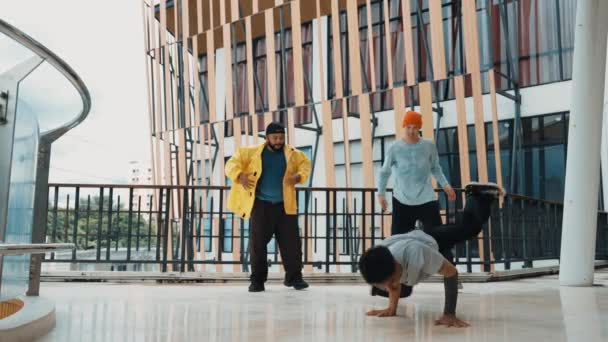 Grupp Hipster Flyttar Fotsteg Till Hip Hop Musik Korridoren Köpcentret — Stockvideo