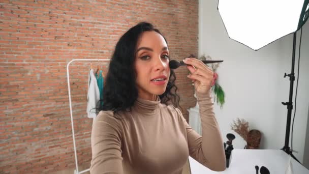 Mulher Influenciador Atirar Transmissão Vivo Vlog Revisão Vídeo Maquiagem Mídia — Vídeo de Stock