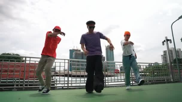 Grupo Bailarines Expertos Realizan Pasos Hip Hop Juntos Azotea Con — Vídeo de stock