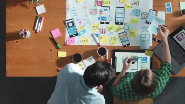 Mobil Arayüz Için Tasarımı Geliştirmek Için Birlikte Çalışan Yöneticinin Üst — Stok video