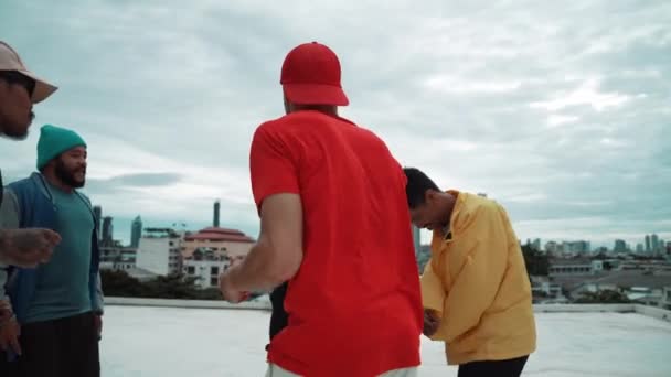 Çok Kültürlü Veya Çok Kültürlü Hipster Grupları Şık Renkli Giysiler — Stok video