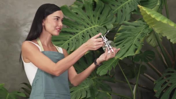 Mladá Zahradnice Pečující Jemně Zalévající Tropické Rostliny Minimalistickém Architektonickém Betonovém — Stock video