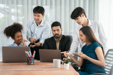 Mutlu iş adamları birlikte çalışır, şirket ofisinde tartışırlar. Profesyonel ve çeşitlilik takım çalışması iş planını bilgisayarda tartışır. Modern çok kültürlü ofis çalışanı. Uyum