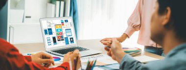 İç mimari ekibinin kırpılmış resmi, mobil uygulama ve web sitesi için UI ve UX tasarımları görüntülenirken renk örnekleri kullanarak renk sunar. Yaratıcı tasarım ve iş konsepti. Değiştirilmiş.