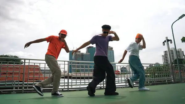 Grupo Bailarines Expertos Realizan Pasos Hip Hop Juntos Azotea Con — Foto de Stock