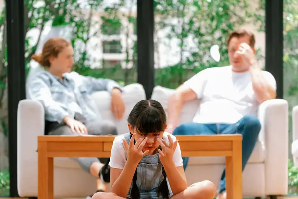 Jovem Estressada Infeliz Chorando Presa Meio Tensão Por Sua Discussão — Fotografia de Stock