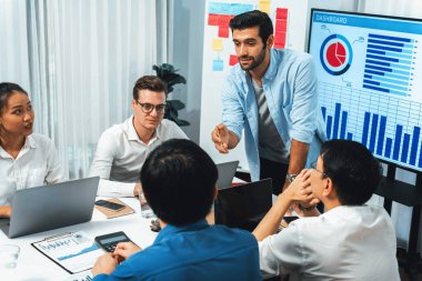 Analist ekibi toplantı odasındaki mali verileri analiz etmek için BI Fintech 'i kullanıyor. İş adamları iş görüşü ve stratejik pazarlama planlaması için BI 'ın torpido gözünü inceliyor. Tedbirli