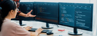 Bir grup profesyonel web geliştiricisi veri analizi hakkında tartışırken bilgisayar ekranı modern ofiste bilgisayar kodlarını gösteriyor. Kapatın. Dijital mühendislik ve ağ geliştirme konsepti. Filizlenen.