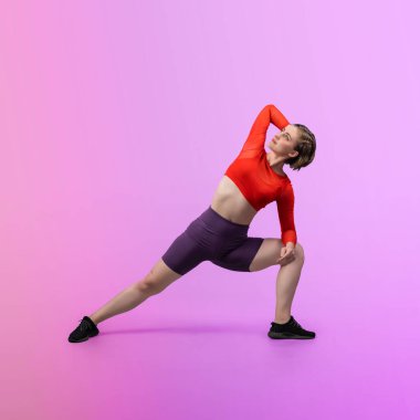 Vücut uzunluğunun tamamı atletik ve sportif kadınlar tarafından izole edilmiş arka planda sağlıklı ve meditasyon egzersizi yaparken çekildi. Sağlıklı aktif ve vücut bakımı yaşam tarzı