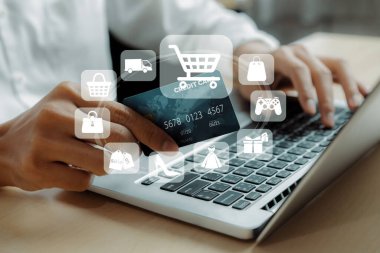 Hologram arayüzü olan zarif müşteri kartı çevrimiçi platformu seçer. Açık e-ticaret uygulaması nakitsiz teknoloji alışveriş envanteri kullanırken akıllı tüketiciler dizüstü bilgisayar kullanıyor. Siber Nakit.