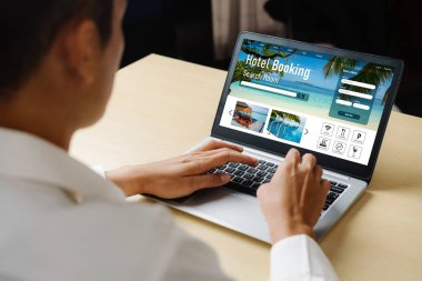 Çevrimiçi otel konaklama rezervasyon sitesi mod rezervasyon sistemi sağlar. Seyahat teknolojisi kavramı .