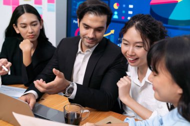 Finansal veri raporunu analiz eden çeşitli bir grup iş analisti. Mali veri analiz çizelgesi ve grafik paneli stratejik pazarlama planlama için toplantı odasında TV ekranında. Çok titiz.