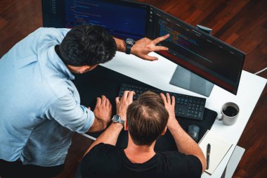 BT geliştiricileri pc ekranında çevrimiçi yazılım geliştirme bilgisini tartışıyor, web sitesindeki son sürüm uygulaması için program kodlaması oluşturuyorlar. Beyin fırtınası yazılımı kavramı güncellendi. Satılabilir.