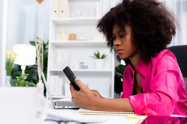 Working African Woman Blogger Concentrated Phone Serious Face Decision Her — Stock Photo, Image