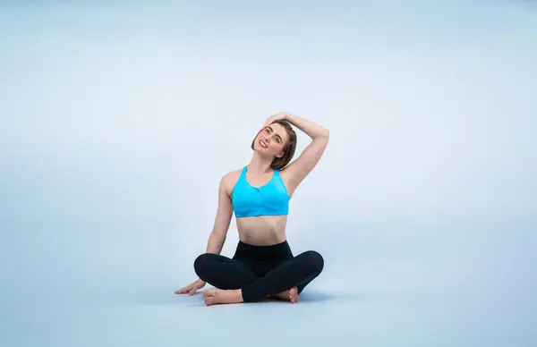 完全な体の長さの運動選手およびスポーティな女性は隔離された背景で健康で瞑想的なヨガの運動の姿勢をする 健康的なアクティブでボディケアライフスタイル — ストック写真