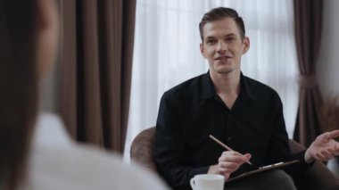 Psikolojik konsültasyon zihinsel problemde iyileşme kaydediyor, genç hasta terapi seansında, psikiyatrist de akıl hastalıkları konusunda tanı koyuyor. Zihinsel tedavi seansı. Düzenle