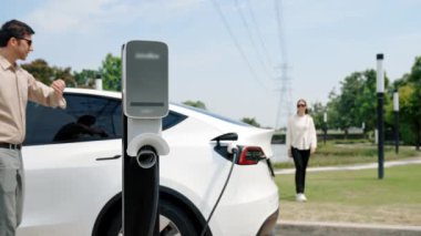 Elektrik şebekesine bağlı elektrik santraline bağlı EV araba aküsünü elektrik endüstrisi için elektrik endüstrisi olarak şarj eden yavaş çekim çifti. Yararlı