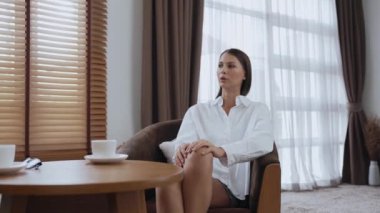 Psikolojik konsültasyon zihinsel problemde iyileşme kaydediyor, genç hasta terapi seansında, psikiyatrist de akıl hastalıkları konusunda tanı koyuyor. Zihinsel tedavi seansı. Düzenle