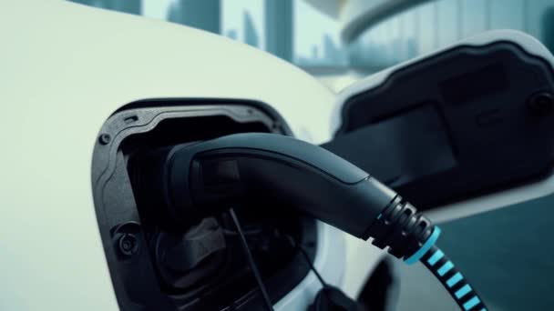 充电器充电器充电器插头插入电动汽车充电站充电显示智能数字电池状态全息图 未来的创新和绿色能源的可持续性 — 图库视频影像