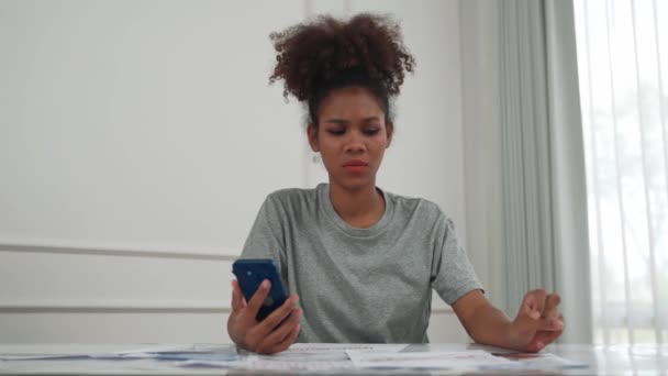 Gestresste Jonge Vrouw Heeft Financiële Problemen Met Credit Card Schuld — Stockvideo