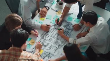 Proje planıyla masaya otururken bir grup farklı takım planlama stratejisi. Zeki iş adamlarının beyin fırtınası ve ev yapımı için birlikte çalıştıklarının en üst düzey görüntüsü. Hizalama.