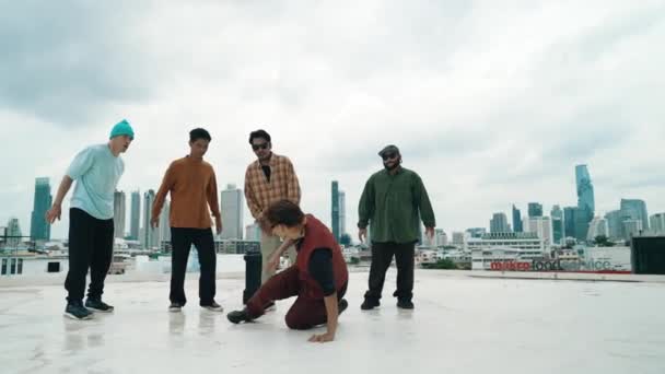 专业的霹雳舞蹈队在屋顶上练习B Boy舞 多文化的朋友在屋顶上跳舞 年轻的现代舞蹈团在跳嘻哈舞 户外运动2024 — 图库视频影像