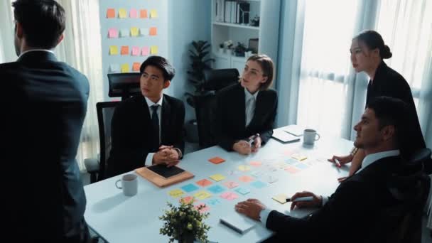 聪明的商人一边在白板上贴贴纸 一边在会议室推销团队头脑风暴般的创意 领导向各类投资者解释创业项目 执行局 — 图库视频影像