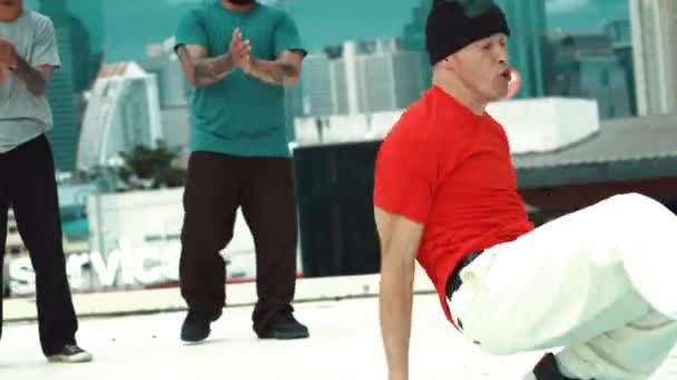 Professionele Break Danser Doet Head Spin Het Dak Met Uitzicht — Stockvideo