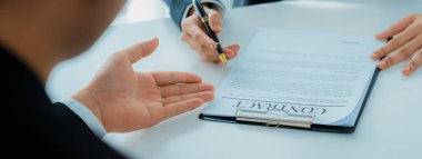 Şirket avukatının ya da hukuk bürosundaki avukat servisinin yardımıyla balyayla ilgili sözleşme imzalama belgesi. İşletme yatırımı ve yasal işlemlerin tamamlanması. Kurnaz.