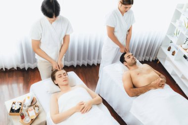 Kafkasyalı çift stres önleyici kafa masajının keyfini çıkarıyor ve lüks otellerde ya da otel spa salonlarında gündüz kaplıcalarında yüz güzelliği eğlencelerini şımartıyor. Sessiz.