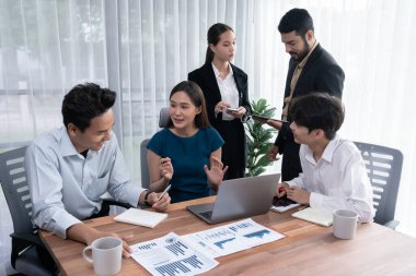 Profesyonel Asyalı çalışanlar, şirket ofisinde takım olarak çalışarak iş planları ve bilgisayarla başarılı olmak için verileri tartışırlar. Modern ofis çalışanı takım çalışması konsepti. Uyum