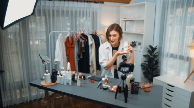 Kadın nüfuzlu kişi sosyal medya ya da blog için canlı yayın yapan video klip eleştirmeni Cilt Bakımı 'nı çekiyor. Kozmetik stüdyosu ışıklandırmalı mutlu genç kız çevrimiçi pazarlama oturumu yayını için..