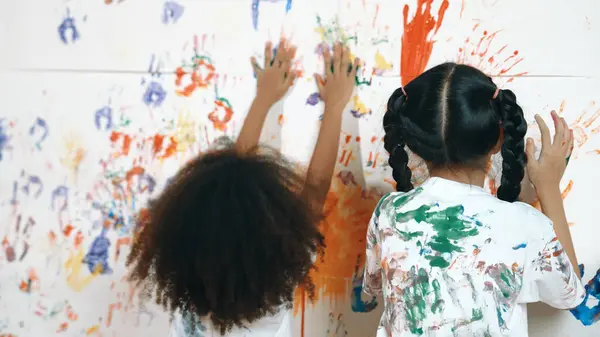 Играющие Дети Играют Бегают Разноцветной Окрашенной Рукой Белом Фоне Смешные — стоковое фото