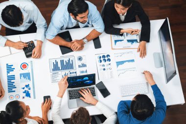 Üst düzey analist ekibi toplantı odasındaki mali verileri analiz etmek için BI Fintech 'i kullanıyor. İş anlayışı ve stratejik pazarlama planlaması için kağıt üzerinde analitik BI gösterge paneli. Tedbirli
