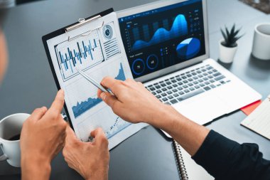 Veri analistleri, mali, trend ve pazarlama verilerini analiz etmek için dizüstü bilgisayardaki iş zekası veri göstergesini analiz ediyor. İş başarısı için BI teknolojisi ve veri analizi. Tedbirli