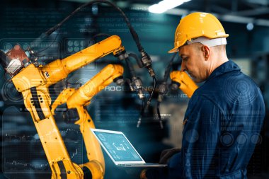 XAI Smart Endüstri 4.0 veya 4. endüstriyel devrimin otomasyon üretim sürecini ve IOT yazılımını gösteren dijital fabrika üretim teknolojisi için robot kolları.