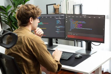 Bilgisayar ekranında çevrimiçi yazılım geliştirme kodlaması oluşturma konusunda stresli bir şekilde çalışan IT geliştiricisi, modern ofisteki web sitesi projesinde en son sürüm uygulaması için düşünme programı. Toplayıcı.