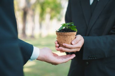 Fabrikayı, kurumsal sosyal sorumluluk üzerine kurulmuş, CO2 emisyonunu azaltmış, çevreyi korumuş ve sürdürülebilir gelecek için ESG ilkesini benimsemiş olan eko şirketi kavramı olarak elinde tutan iş adamları. Döngü