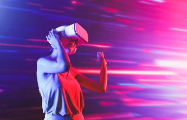 Zeki bir kadın, metaevreni birbirine bağlayan VR kulaklık takan neon ışıklarla çevrili duruyor. Gelecekteki siber uzay topluluğu teknolojisi. Zarif bir kadın dans etmekten, dans etmekten ve şarkı söylemekten hoşlanır. Halüsinasyon.