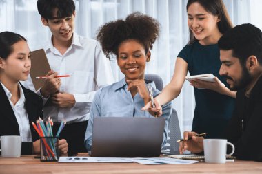 Mutlu iş adamları birlikte çalışır, şirket ofisinde tartışırlar. Profesyonel ve çeşitlilik takım çalışması iş planını bilgisayarda tartışır. Modern çok kültürlü ofis çalışanı. Uyum
